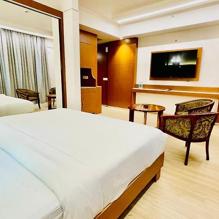 Neel Skye - Couple Friendly - Dlf My Pad, Gomtinagar , Lucknow Aparthotel Bagian luar foto