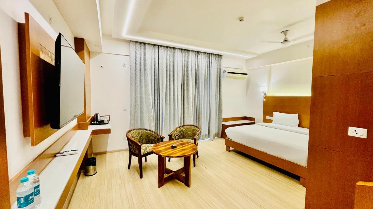 Neel Skye - Couple Friendly - Dlf My Pad, Gomtinagar , Lucknow Aparthotel Bagian luar foto